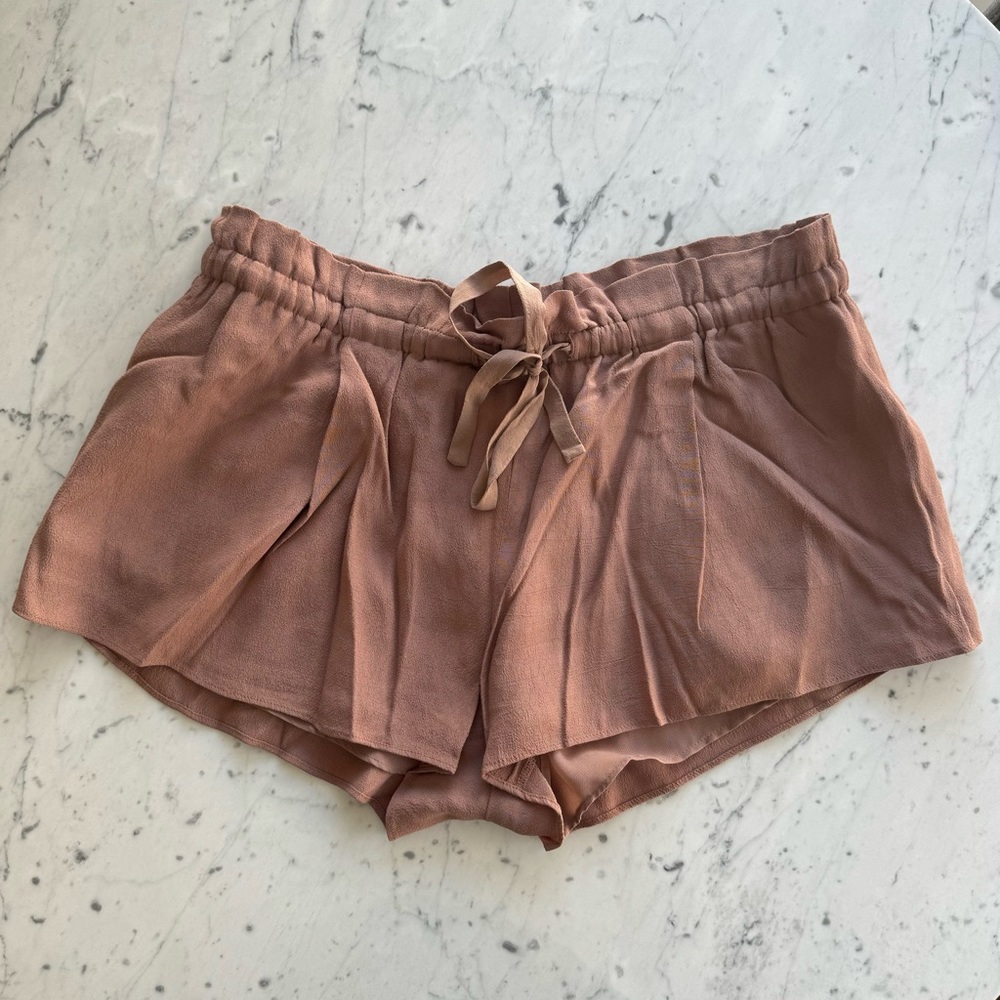 Aritzia Wilfred Montrogue low rise short shorts